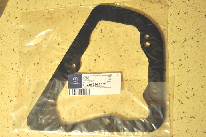 File:W220 A2208260091 taillight washer.jpg