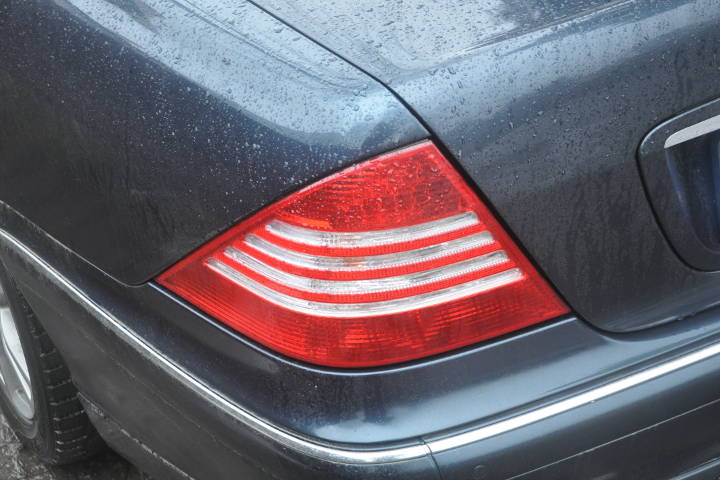 File:W220 taillight facelift depo.jpg