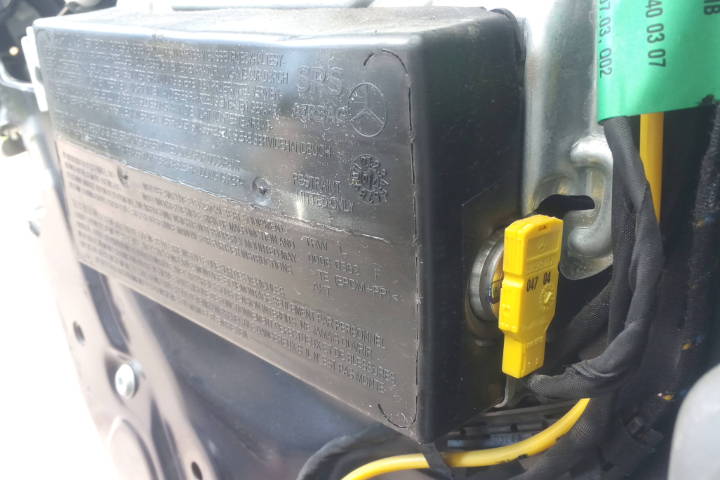 File:W220 front left door airbag connected.jpg