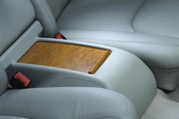 File:W220 individual rear seats stowage box.jpg