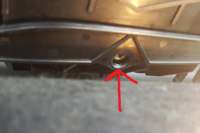 File:W220 facelift trunk lid handle screw holds in.jpg
