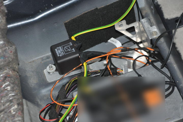 File:W220 auxiliary battery relay under rear seat.jpg