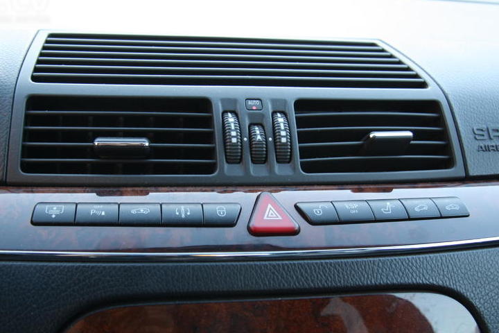File:W220 interior dashboard center switches facelift.jpg