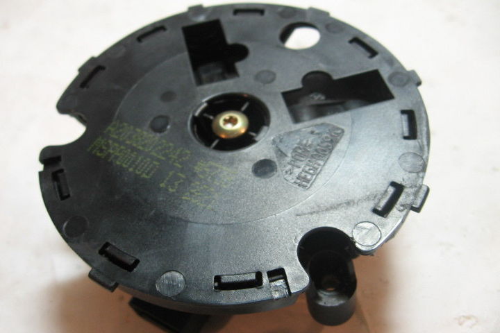 File:W220 exterior mirror motor A2038202242 front.jpg