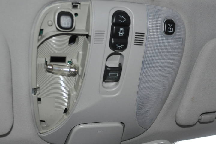 File:W220 front dome light bulb installed.jpg