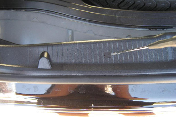 File:W220 trunk lining removal1.jpg