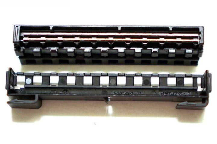 File:A0025467940 CAN-BUS distribution block dissected.jpg