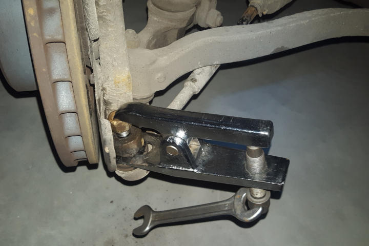File:W220 pressing out tie rod right.jpg