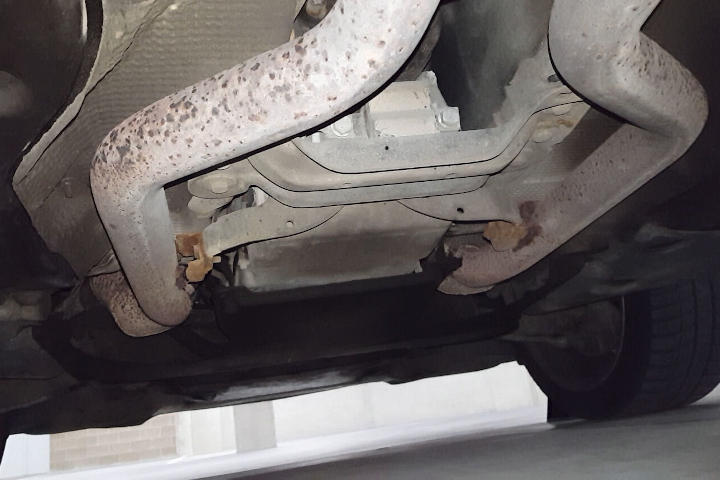 File:W220 exhaust transmission mounts rusted off.jpg