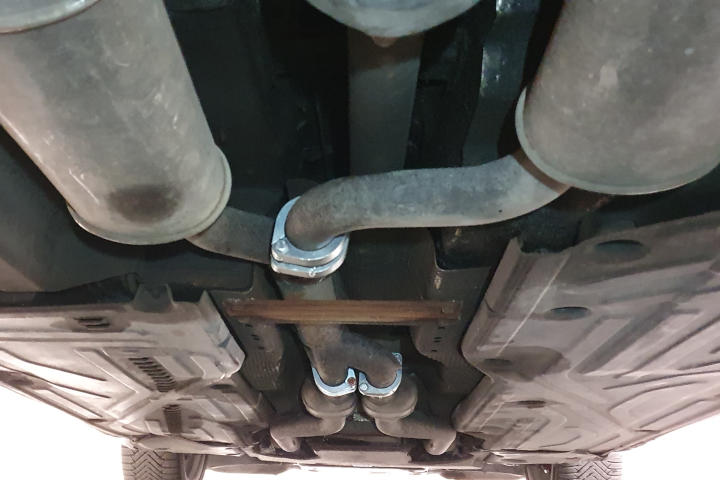 File:W220 exhaust split flanges installed M113.jpg