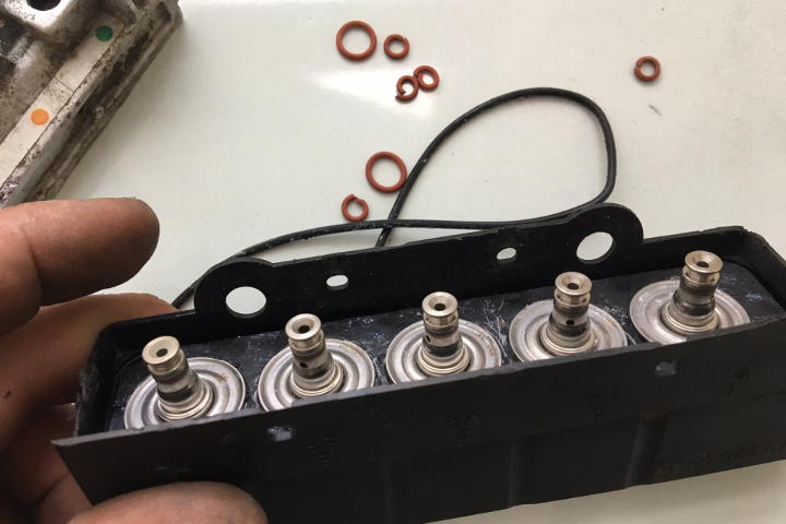 File:W220 airmatic valve block removed old orings.jpg