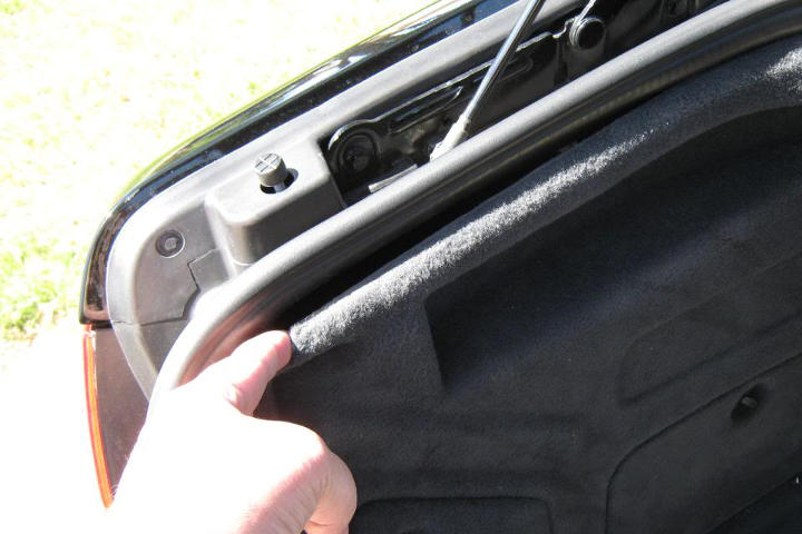 File:W220 trunk lining removal5.jpg