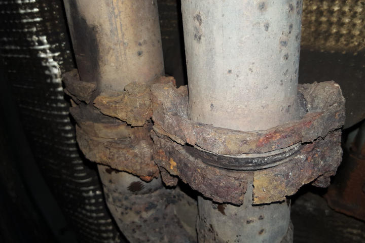 File:W220 rusted exhaust flanges.jpg