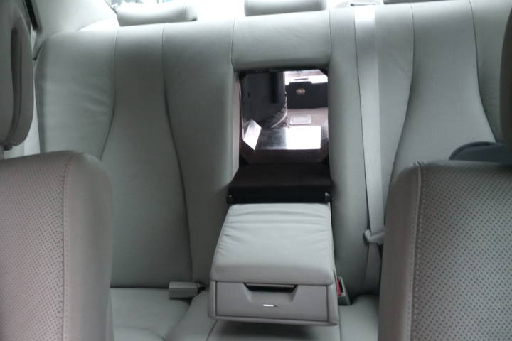 File:W220 skibag hole rear seats rear armrest.jpg
