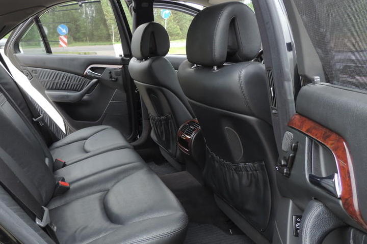 File:W220 rear adjustable seats without heating and ventilation.jpg