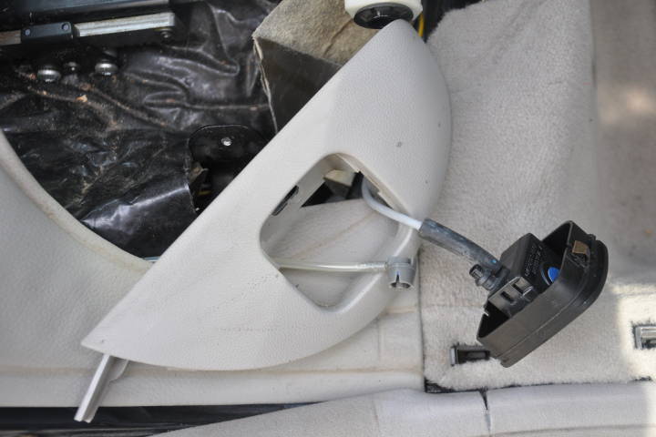 File:W220 rear seat lumbar support thumbwheel disconnected A2208000878.jpg