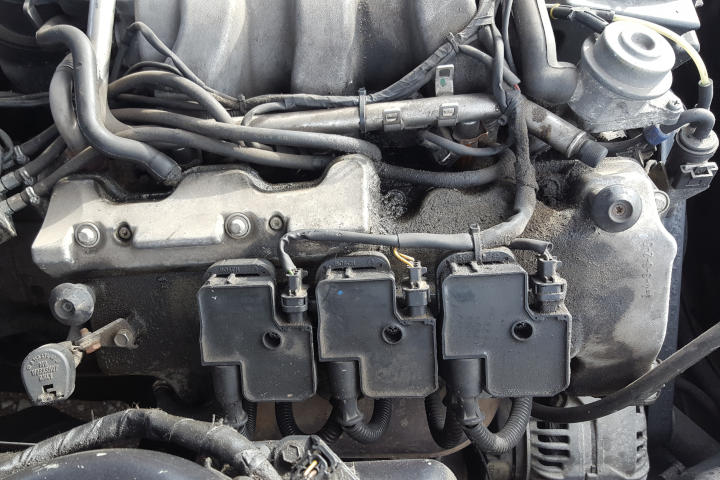 File:W220 engine breather cover oil leak M112 right side.jpg