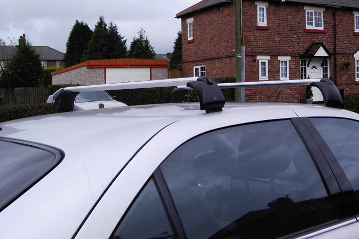 File:W220 roof rack B66848334 fitted 1.jpg