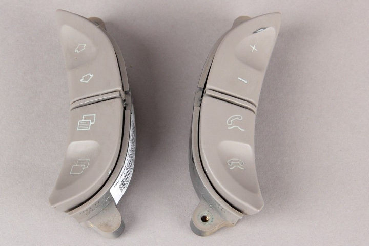 File:A2208215351 steering wheel buttons front.jpg