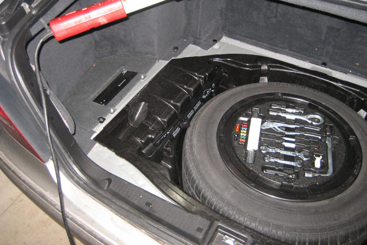 File:W220 trunk lining removal.jpg