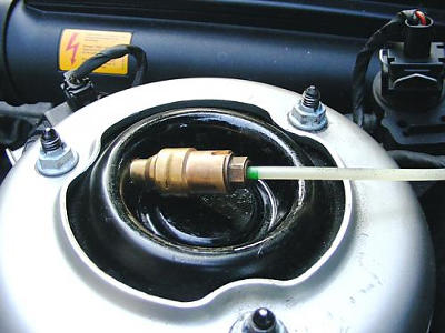 File:W220 engine compartment airmatic zoom.jpg