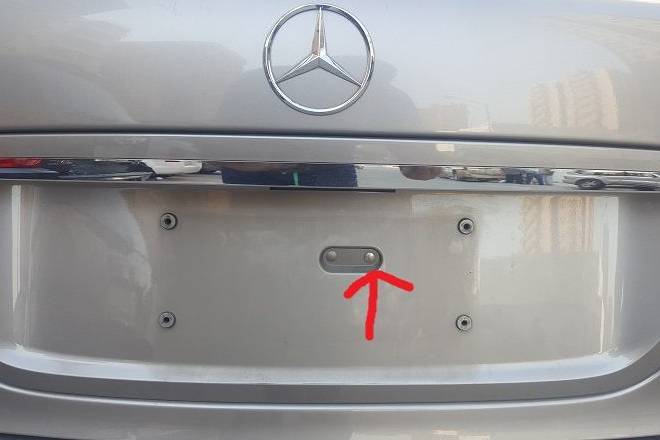 File:W220 facelift trunk lid cover screw pointer.jpg