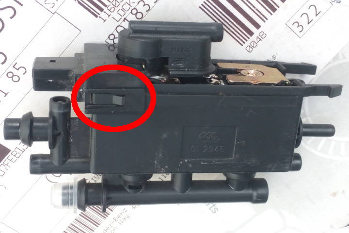 File:A2308000178 cover over connector.jpg