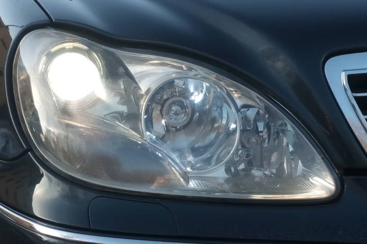 File:W220 headlamp parking lamp LED upgraded.jpg