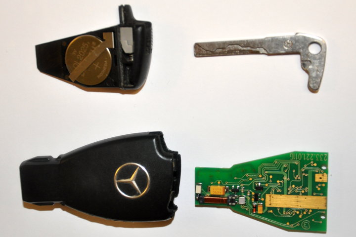 File:W220 SmartKey dissected A.jpg