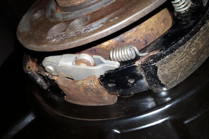 File:W220 new brake shoe expansion lock mounted.jpg