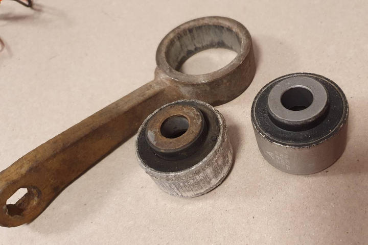 File:W220 stailizer link bushings pressed out.jpg
