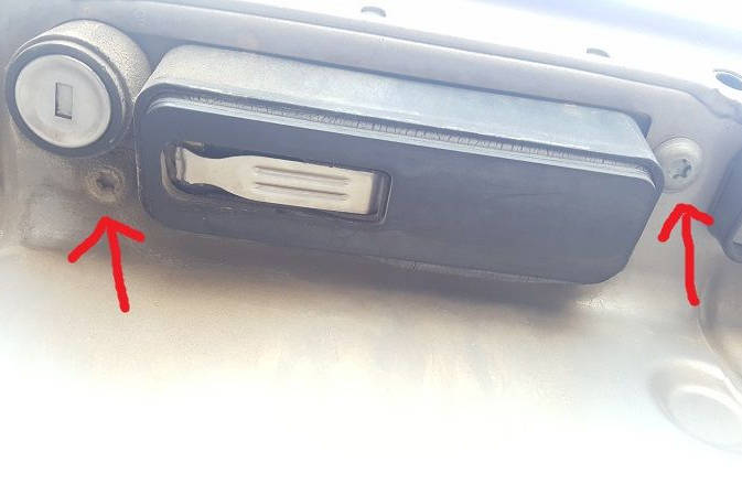File:W220 facelift trunk lid handle screwed.jpg