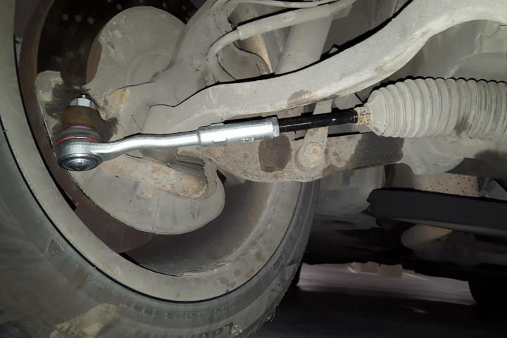 File:W220 outer tie rod right installed.jpg