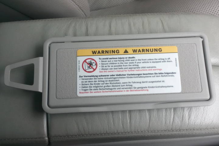 File:W220 A2208104217 sun visor flip-up cover closed front.jpg