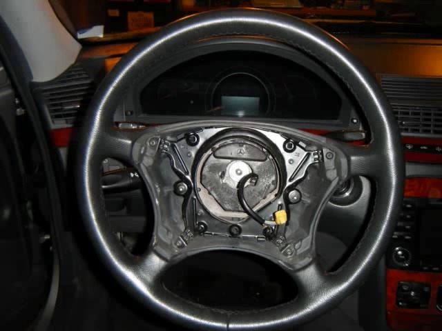 File:W220 steering wheel with airbag removed.jpg
