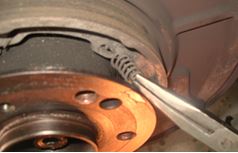 File:W220 Remove the Brake Shoe Retaining Springs.JPG