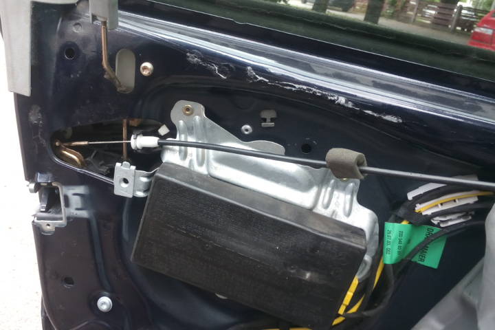 File:W220 front left door airbag installed.jpg