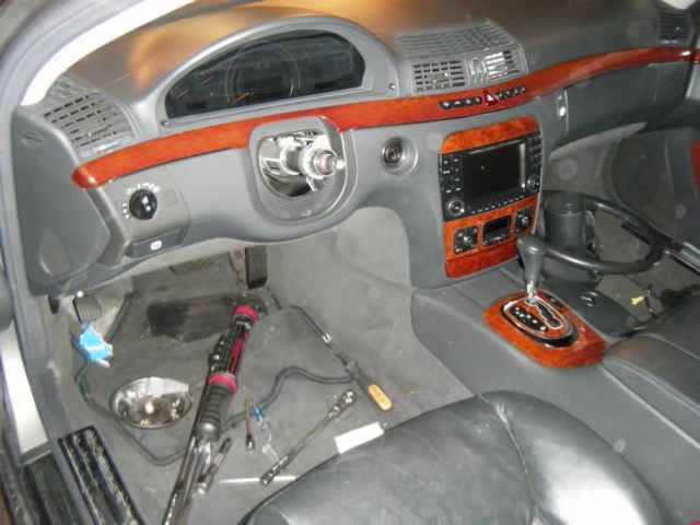 File:W220 steering wheel and combination switch removed.jpg