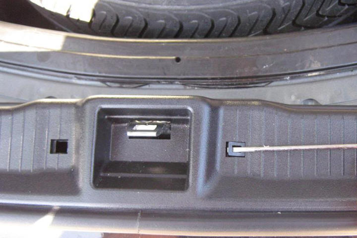 File:W220 trunk lining removal2.jpg