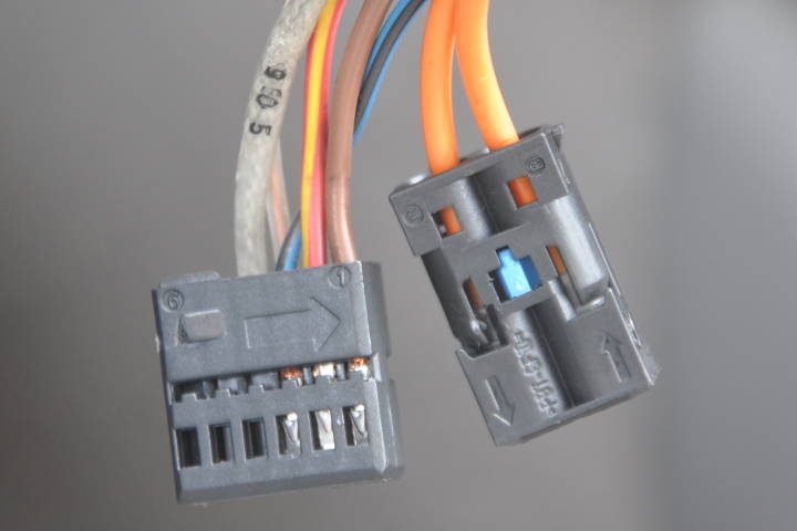 File:W220 COMAND-APS connectors separated wires.jpg
