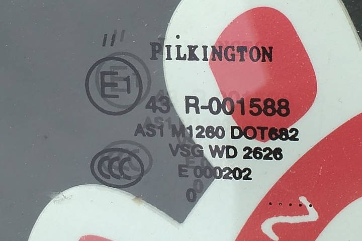 File:W220 pilkington windshield 43R001588 facelift oem.jpg
