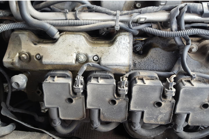 File:W220 engine breather cover oil leak M113 right side.jpg