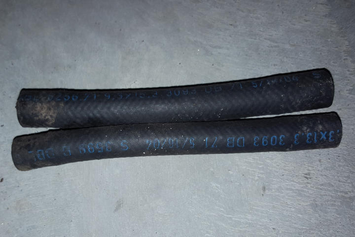 File:W220 activated charcoal canister hoses A0004763726 A2024763827.jpg