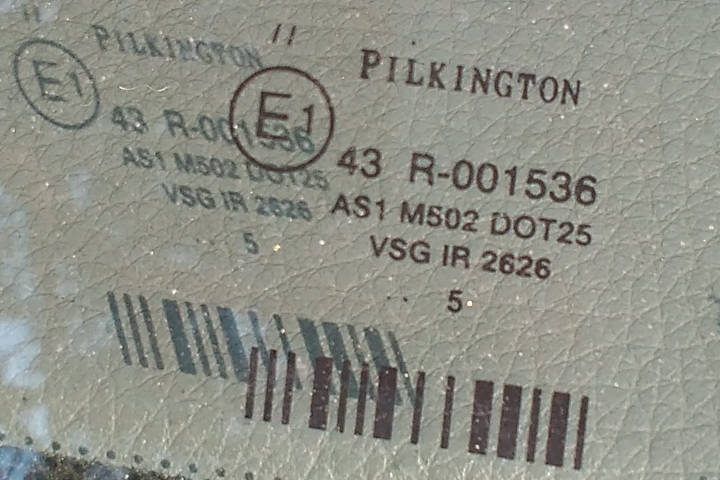 File:W220 pilkington windshield 43R001536 prefacelift aftermarket.jpg