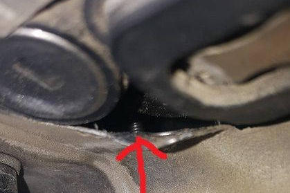 File:W220 facelift trunk lid handle screwed hole.jpg