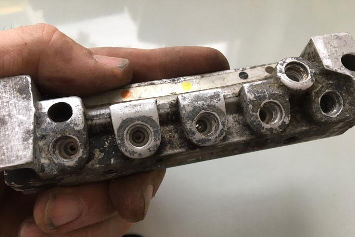 File:W220 airmatic valve block oxidation in ports.jpg