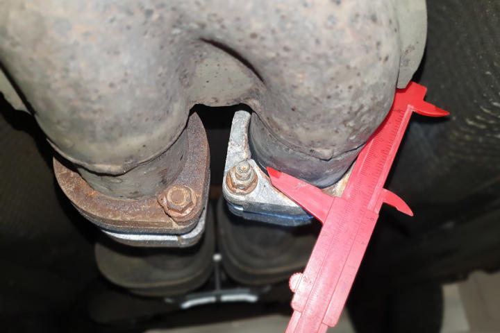 File:W220 right rear exhaust pipe 60mm.jpg