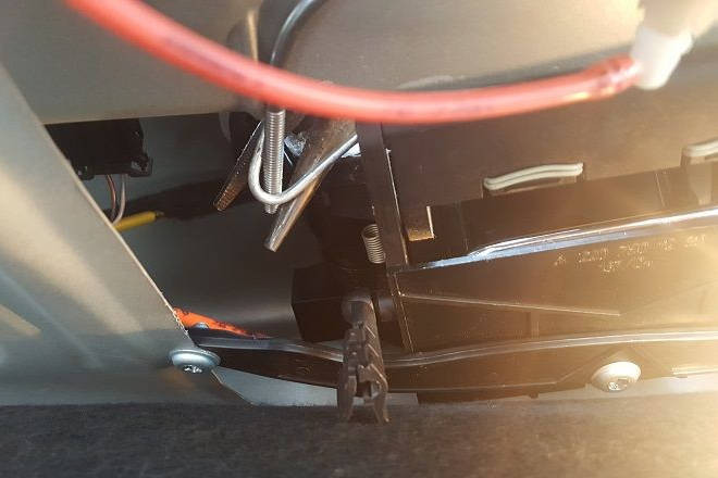 File:W220 facelift trunk lid handle screwed hole pliers hook inside view.jpg