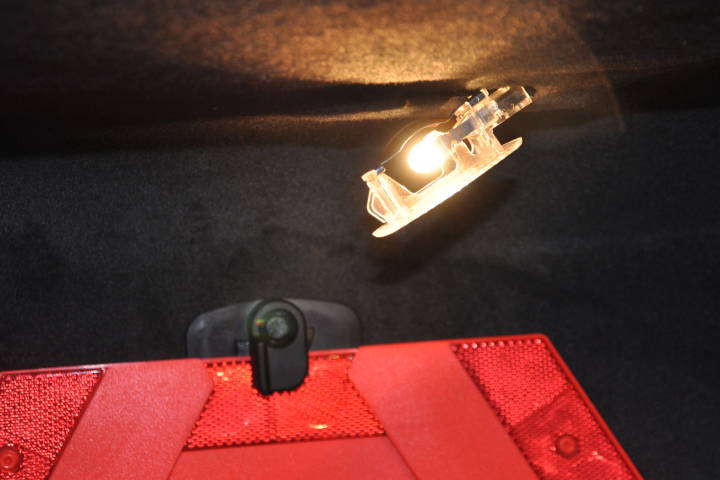 File:W220 trunk cover light bulb installed on.jpg