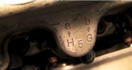 File:W220 Valve cover annotations cylinder 5 H goes to a and G goes to b.JPG